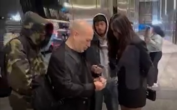 Selena Gomez fue vista dándole $20 a un indigente después de cenar en Nueva York (Créditos: TMZ)