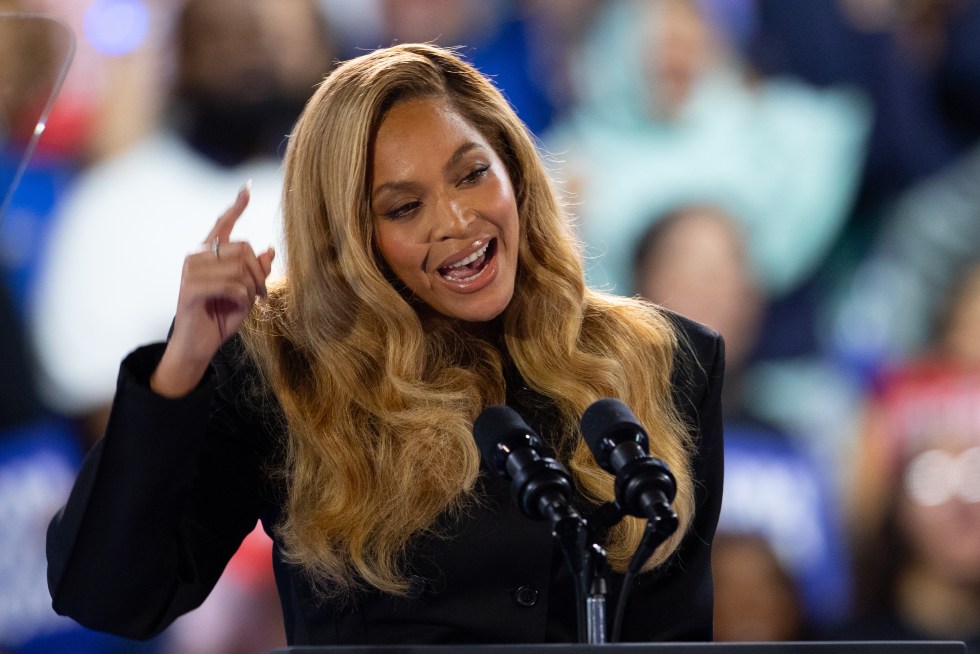 La cantante estadounidense Beyoncé, durante un acto de campaña de la vicepresidenta estadounidense, Kamala Harris, el 25 de octubre de 2024. EFE/Carlos Ramírez