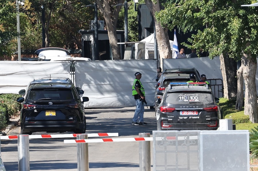 Policía israelí en el lugar del ataque de un dron disparado desde el Líbano, en Cesarea. 