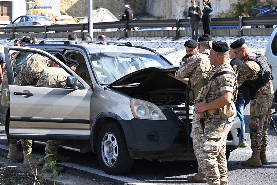 Soldados libaneses inspeccionan el lugar de un ataque con drones en Sahel Alma, al norte de Beirut, Líbano. 
