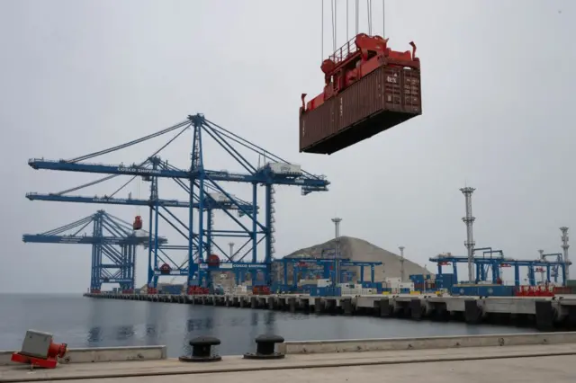 Un contenedor es transportado por una grúa en el puerto de Chancay. 
