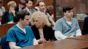 Erik y Lyle Menéndez podrían enfrentar un cambio radical en sus sentencias luego de más de 30 años de prisión por el asesinato de sus padres en Beverly Hills. (Ted Soqui/Sygma/Getty Images)