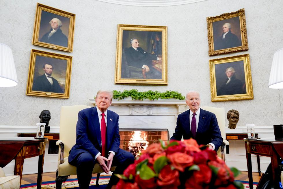 El presidente electo de Estados Unidos, Donald Trump (i), durante una reunión con el presidente saliente, Joe Biden, para iniciar la transición, este 13 de noviembre de 2024, en la Casa Blanca, Washington. EFE/Alejandro Drago/Pool