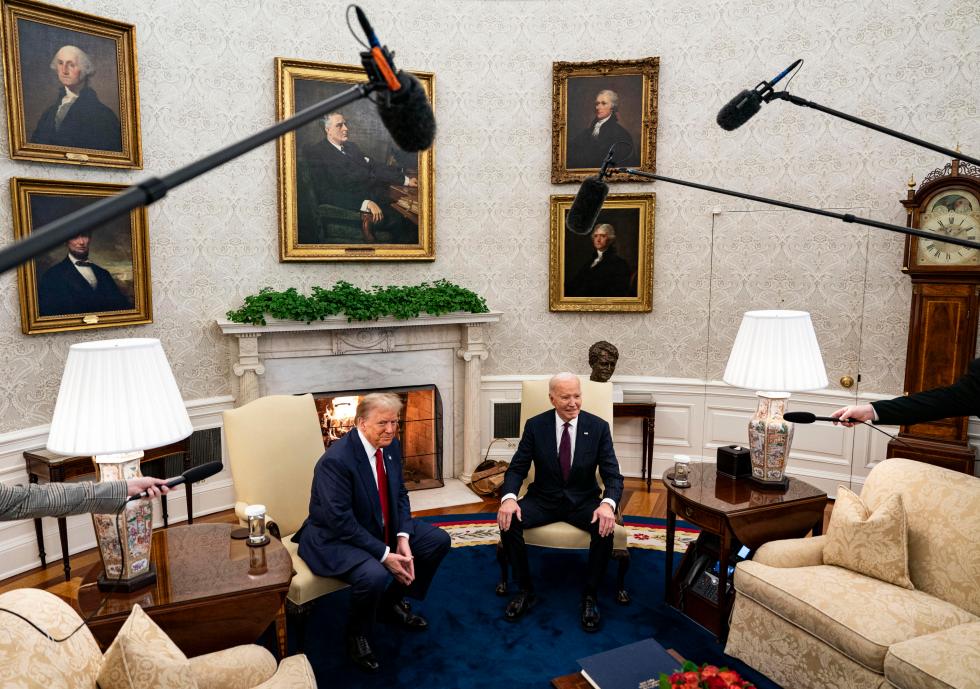 El presidente electo de Estados Unidos, Donald Trump (i), durante una reunión con el presidente saliente, Joe Biden, para iniciar la transición, este 13 de noviembre de 2024, en la Casa Blanca, Washington. EFE/Alejandro Drago/Pool