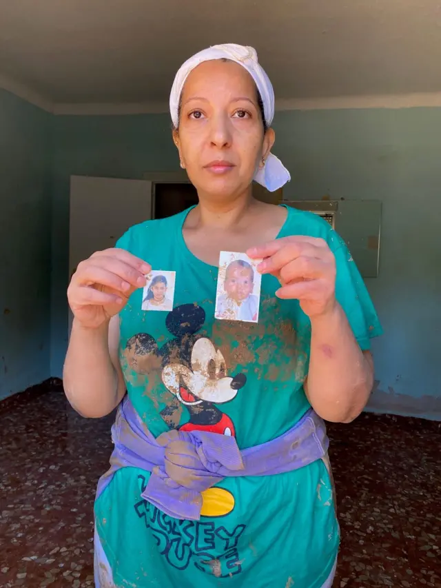 Zineb Habuul muestra fotografías de sus hijos.