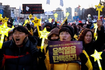 La gente a las puertas del Parlamento celebra la destitución de Yoon Suk Yeol (REUTERS/Kim Soo-hyeon)