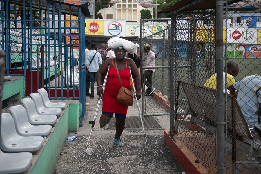 Una mujer sostiene una bolsa con alimentos durante una jornada solidaria este martes, en Puerto Príncipe (Haití).