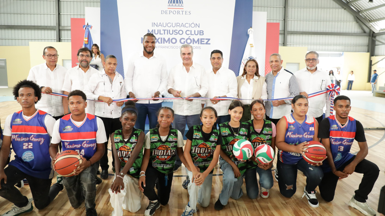 Inauguración del club deportivo con atletas jóvenes.