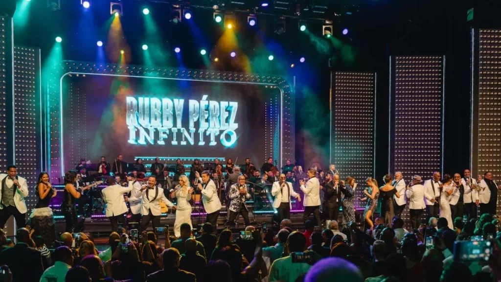 Todos los artistas juntos al final del show de Rubby Pérez