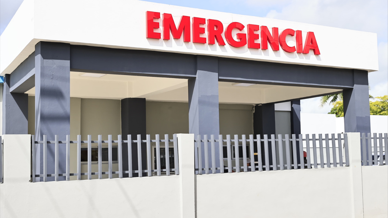 Entrada de emergencia del hospital con póster visible.