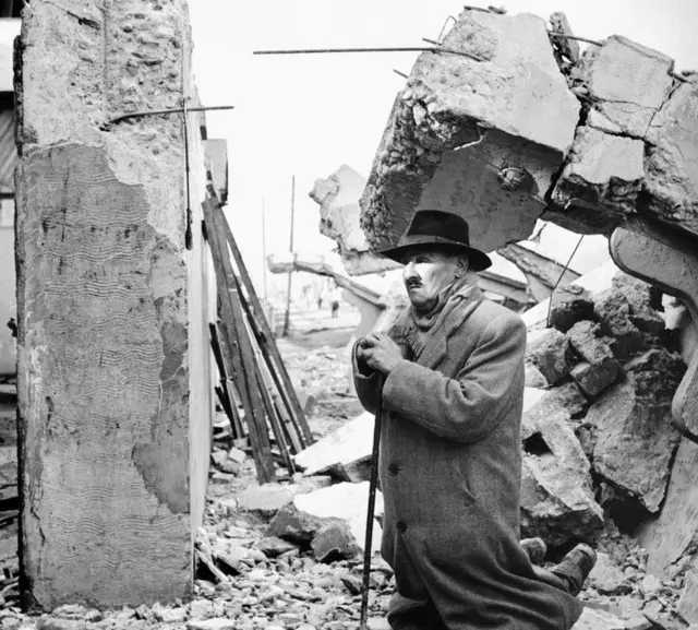 Un hombre reza entre las ruinas del terremoto de Valdivia, Chile, en 1960