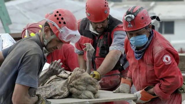 Una mujer es rescatada viva de los escombros una semana después del terremoto de Haití en 2010
