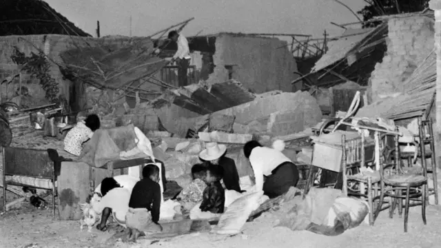 Familias que intentan construir refugios temporales con restos que se encuentran en las ruinas del terremoto peruano de 1970
