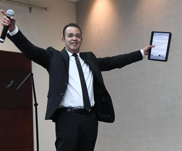 Alex Bueno durante el lanzamiento de su disco El más Completo, nominado al Latin Grammy 2025