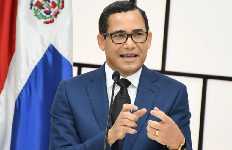 El Ministro de Trabajo, Eddy Olivares, explica RD $ 12.5 mil millones para Senasa y otros ARS, se entregarán de manera escalonada.