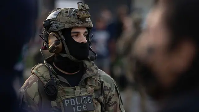 Agente de hielo con uniforme de camuflaje y cara parcialmente cubierta