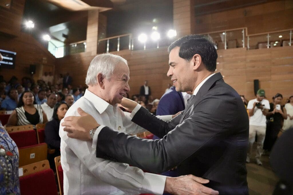 La proyección inaugural fue encabezada por el ministro de cultura Roberto Angel Salcedo 1