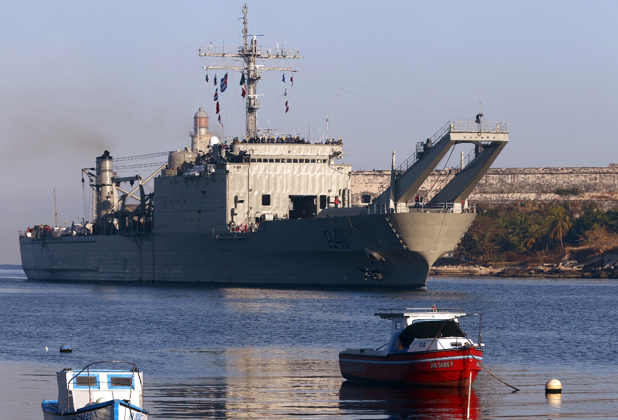 Uno de los barcos de ayuda humanitaria de México en La Habana, Cuba.