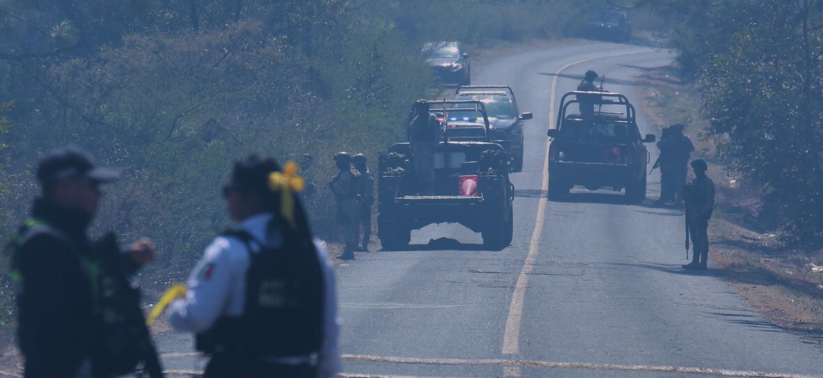 Este lunes continuó el fuerte patrullaje en varios estados de México. Imagen de “El Mencho”, en el recuadro. AP