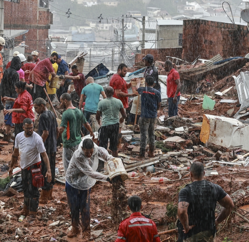 Retiran escombros en zona afectada en Brasil.