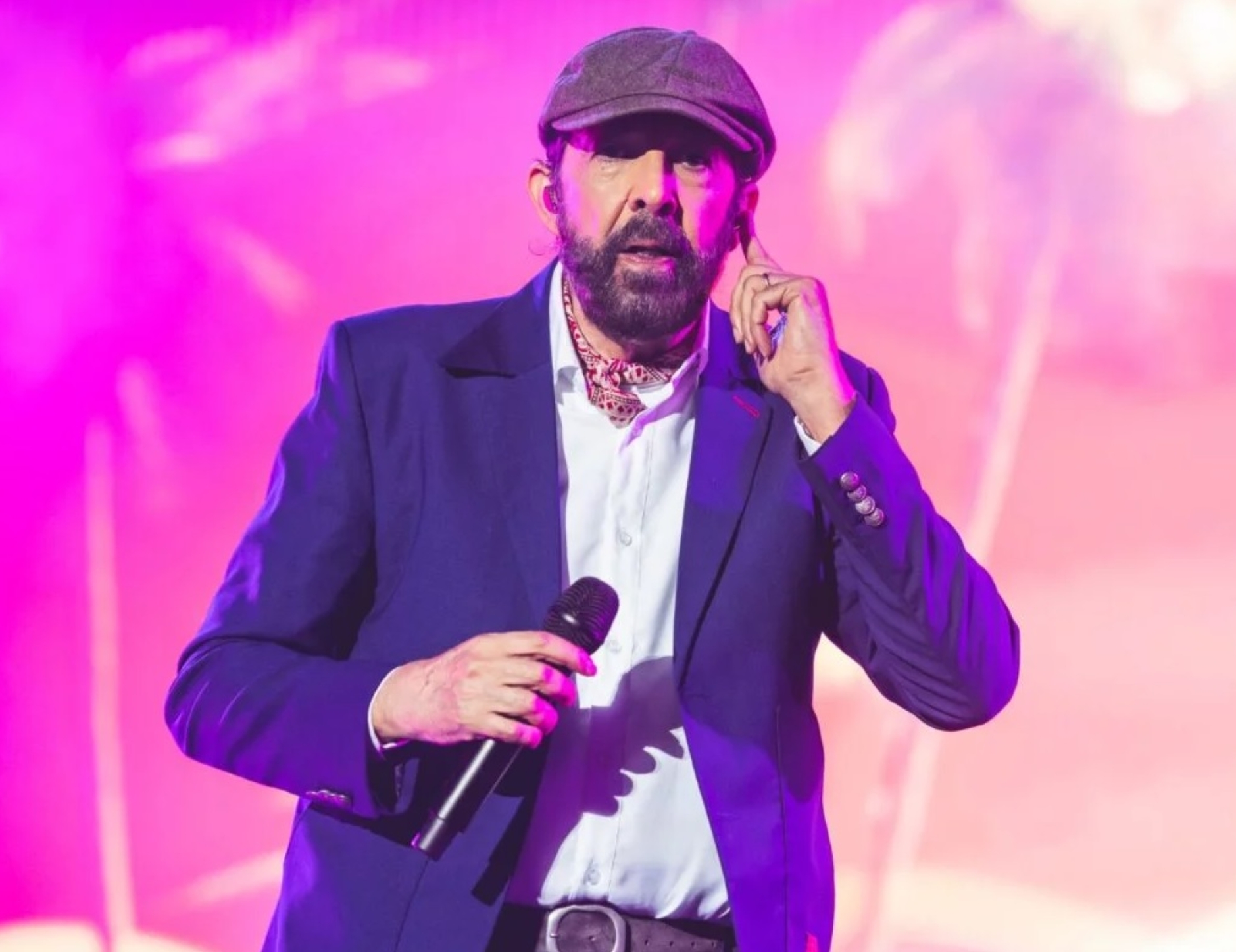 Juan Luis Guerra es un músico dominicano, reconocido por revolucionar la bachata y el merengue.