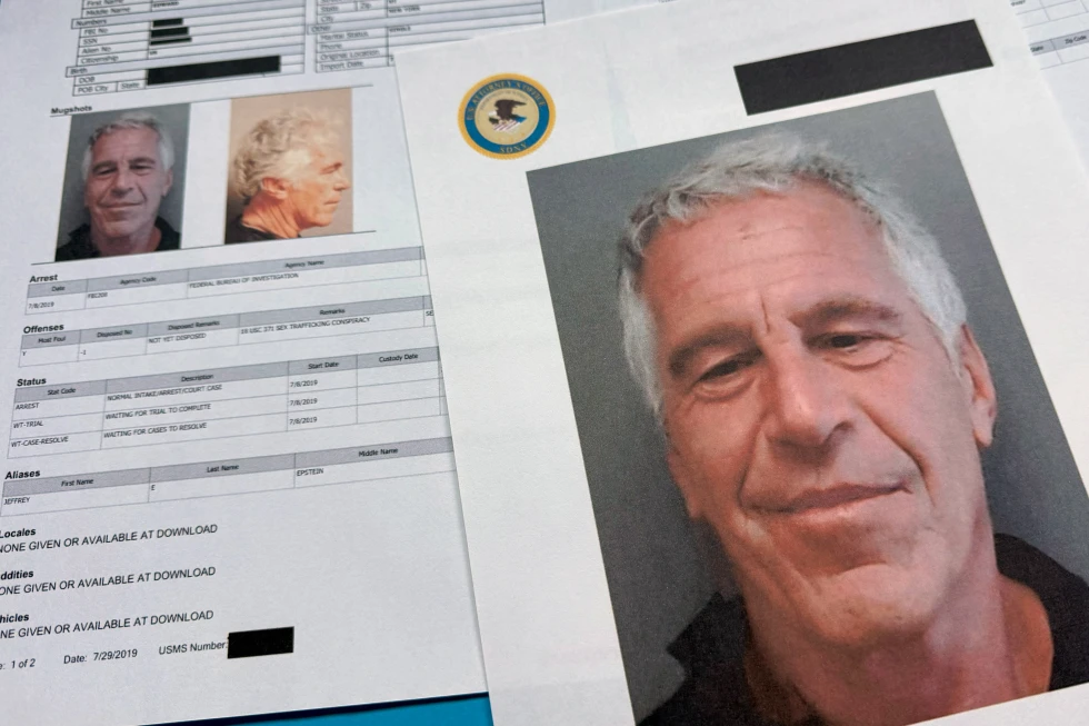 Foto tomada el 2 de enero de 2026 de documentos que el Departamento de Justicia publicó sobre Jeffrey Epstein.