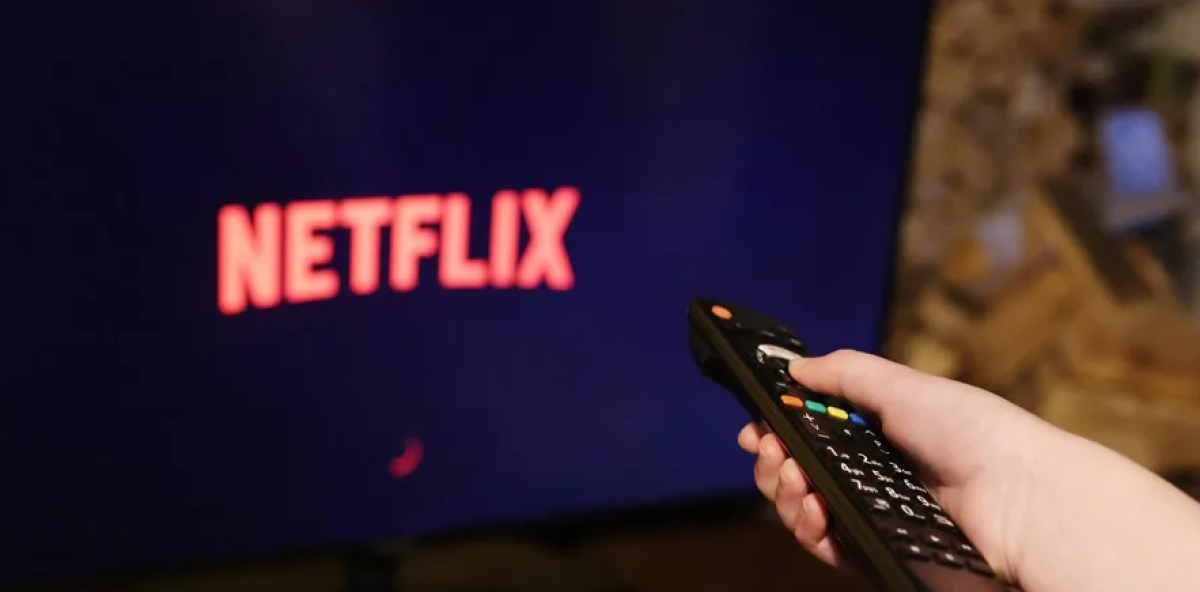 Una pantalla de televisión muestra el logo del servicio de streaming Netflix.