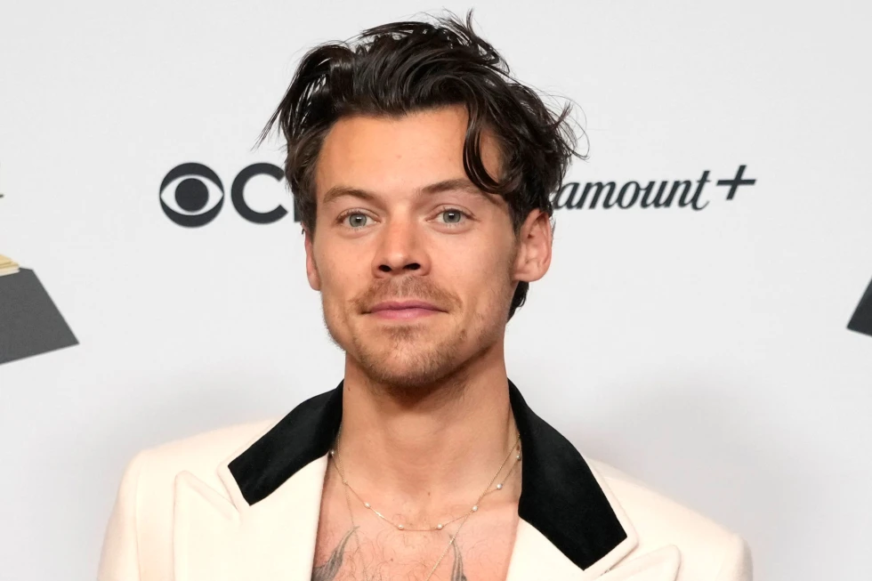 Harry Styles aparece en la sala de prensa en la 65ª entrega anual de los premios Grammy en Los Ángeles el 5 de febrero de 2023. (Foto AP/Jae C. Hong)