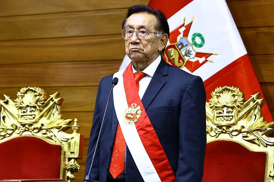 Fotografía cedida por el Congreso de Perú que muestra a José María Balcázar con la banda presidencial tras ser elegido presidente interino del país, en Lima (Perú). EFE/ Congreso del Perú
