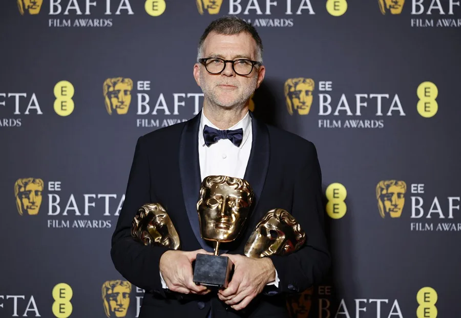 El director Paul Thomas Anderson de 'One Battle After Another' posa con tres premios BAFTA el 22 de febrero de 2026 en Londres. EFE/Tolga Akmen