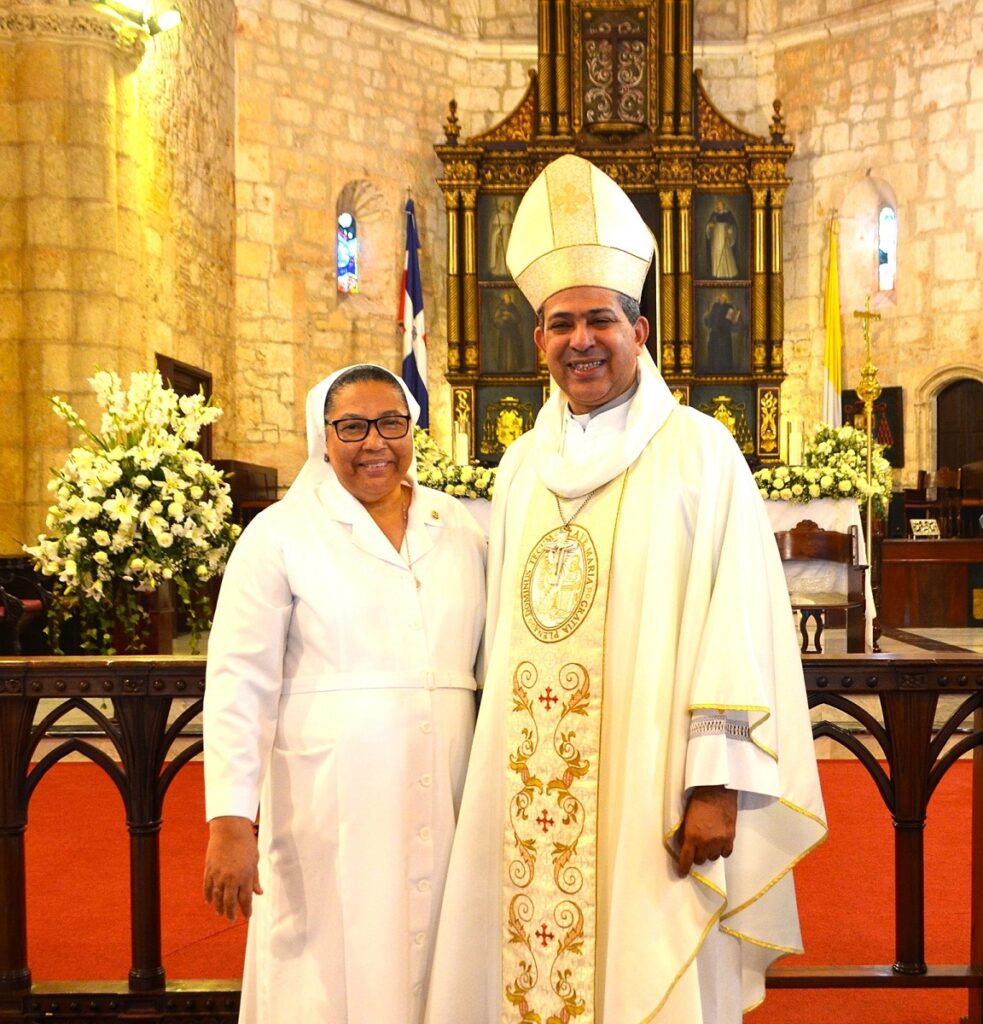 El Arzobispo Coadjutor Carlos Morel Diplán con la Hermana Trinidad Ayala, coordinadora de la Pastoral de la Salud.