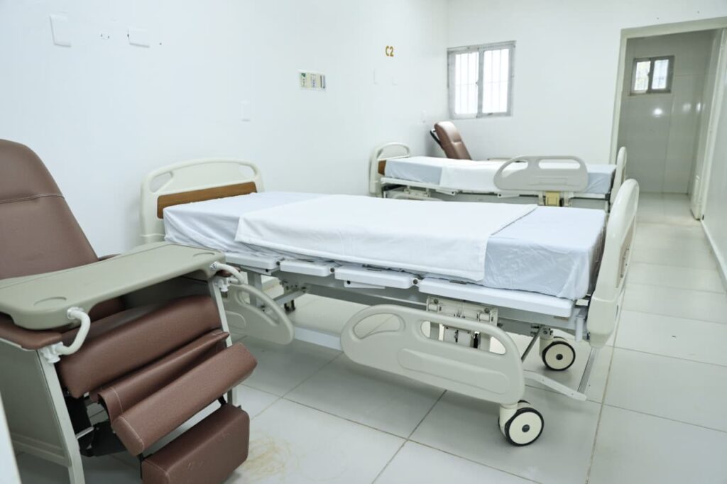 Espacio con camas y mobiliario para pacientes y sus familiares.