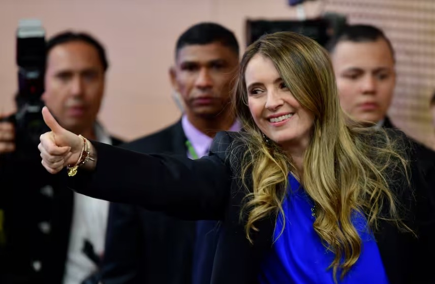 El resultado de Oviedo, un independiente que hizo campaña de la mano, sin tener maquinaria electoral, sorprendió este domingo porque su mejor pronóstico en los sondeos era el tercer puesto.