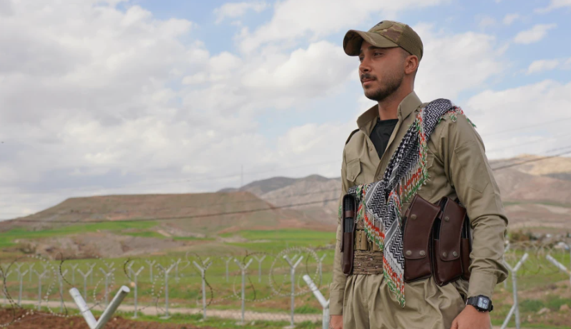 Un miembro del Partido Democrático del Kurdistán Iraní en un punto de inspección ante una de sus bases, el viernes 27 de febrero de 2026, en Koya, distrito de Irbil, Irak. (Foto AP/Rashid Yahya)