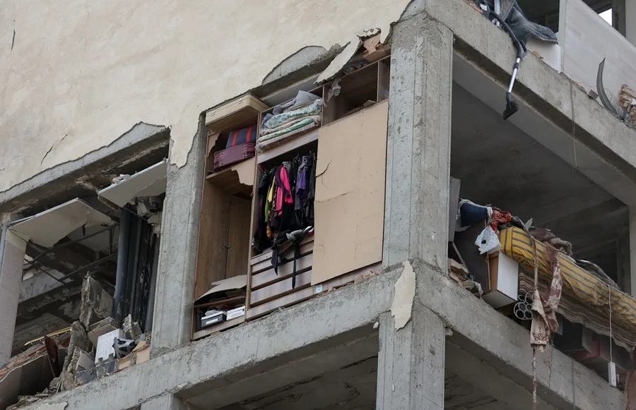 Una vista de los estantes de los armarios dentro de un edificio residencial dañado en el centro de Teherán, Irán. EFE