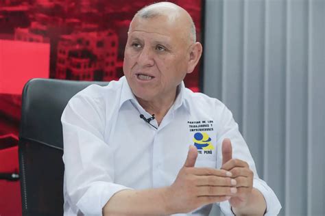 Napoleón Becerra, candidato presidencial de Perú, muere en un accidente