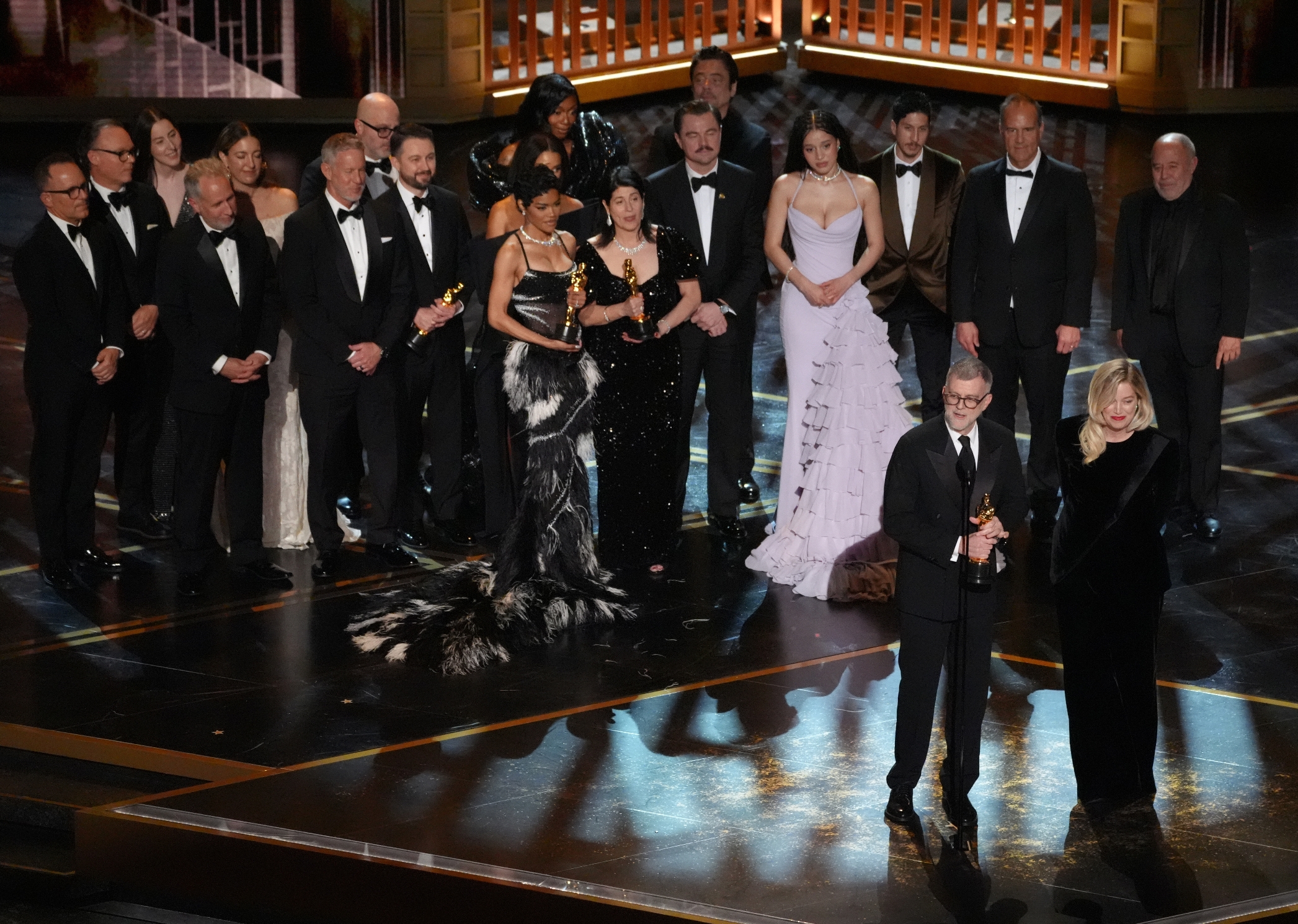 Elenco de “Una batalla tras otra”, de Paul Thomas Anderson, recibiendo el Oscar más importante de la noche.