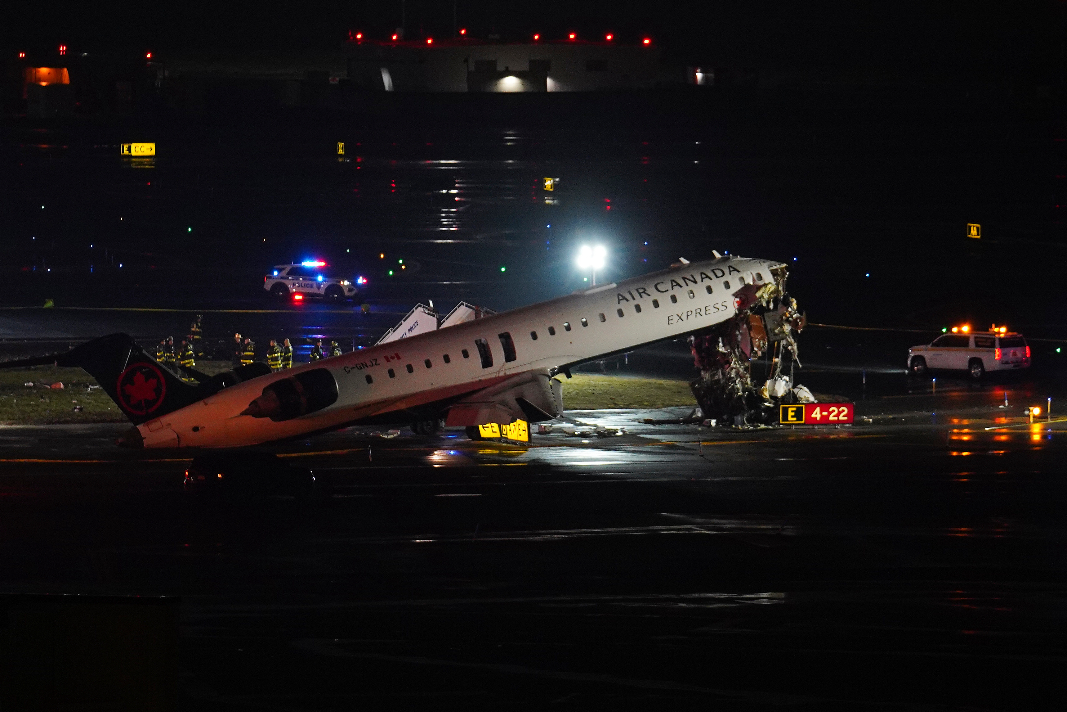 Se ve un avión de Air Canada Jet en la pista del aeropuerto LaGuardia después de chocar con un vehículo de bomberos y rescate de la Autoridad Portuaria en Nueva York, el lunes 23 de marzo de 2026. (Foto AP/Ryan Murphy)