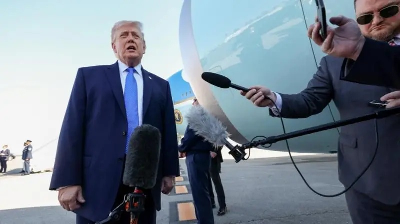 Donald Trump reiteró que mantuvo conversaciones con Irán antes de abordar el avión presidencial este lunes por la mañana.