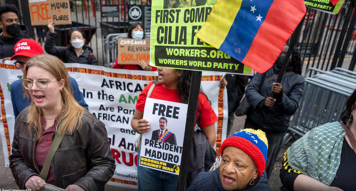 La gente grita consignas durante una manifestación este jueves, frente al tribunal federal de Nueva York (EE.UU.). Dos grupos de manifestantes protagonizaron enfrentamientos y momentos de tensión frente al tribunal federal de Nueva York, horas antes de que el depuesto presidente de Venezuela, Nicolás Maduro, y su esposa, Cilia Flores, comparezcan nuevamente ante la justicia estadounidense, para manifestarse a favor y en contra del arresto del líder venezolano. EFE/Ángel Colmenares