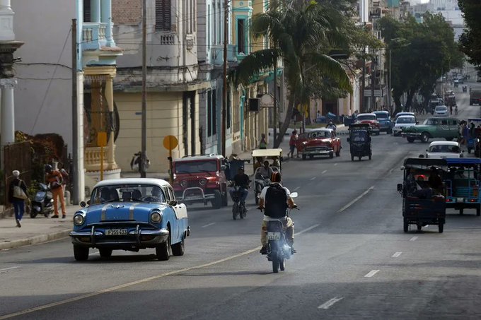 Fotografía de archivo de vehículos que circulan por una avenida, en La Habana (Cuba).