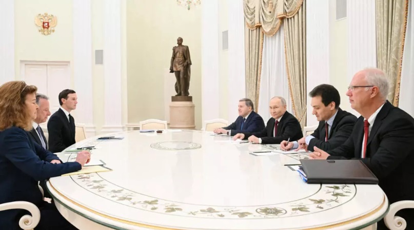 El presidente ruso Vladimir Putin, el enviado presidencial Kirill Dmitriev y el asesor de política exterior Yuri Ushakov asisten a una reunión con el enviado especial del presidente estadounidense Donald Trump, Steve Witkoff, y su yerno Jared Kushner en el Kremlin en Moscú, Rusia, el 2 de diciembre de 2025.