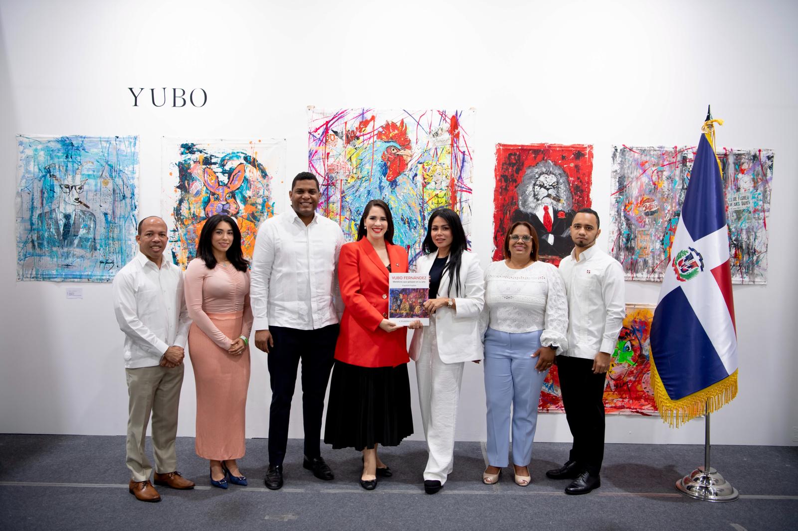 La inauguración de la exposición del artista dominicano Yubo Fernández, titulada “Art Time is Money”.