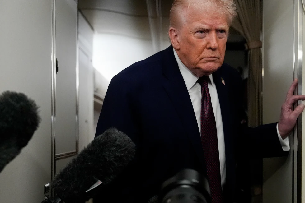 El presidente Donald Trump habla con periodistas a bordo del Air Force One en ruta a la Base de la Fuerza Aérea Andrews en Maryland, el 11 de enero de 2026. (Foto AP/Julia Demaree Nikhinson)