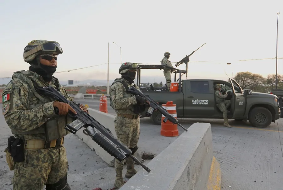 Fotografía de archivo que muestra a miembros del ejército mexicano custodiando las inmediaciones del Aeropuerto Internacional de Guadalajara (México). EFE/Francisco Guasco