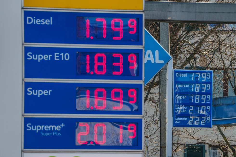 Precios en una gasolinera en Frankfurt, Alemania, el lunes 2 de marzo de 2026. (Andreas Arnold/dpa vía AP)
