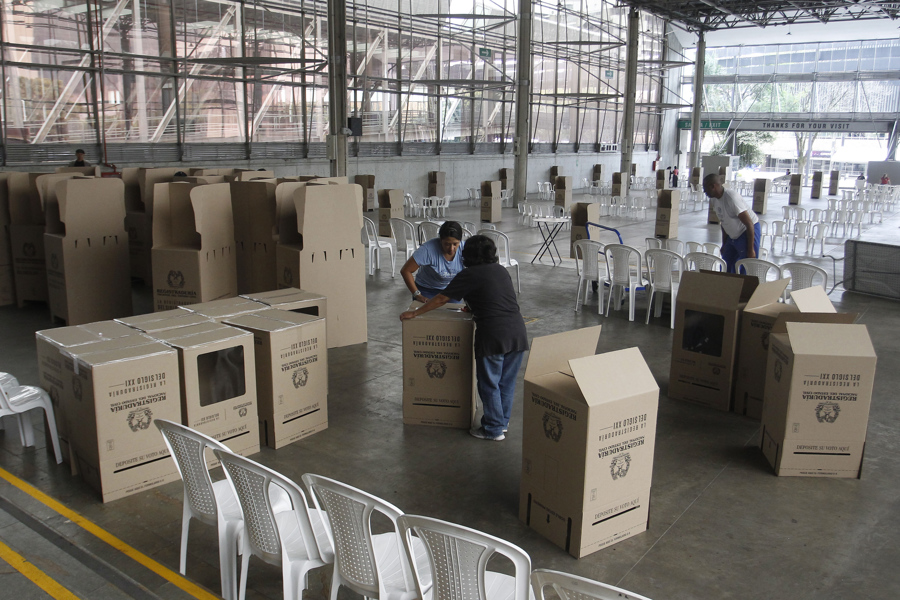 La Registraduría Nacional, que organiza los comicios, indicó que 41.287.084 colombianos estaban autorizados a votar en 125.259 mesas instaladas en 13.746 puestos en todo el país, pero aún no informa sobre la tasa de participación.