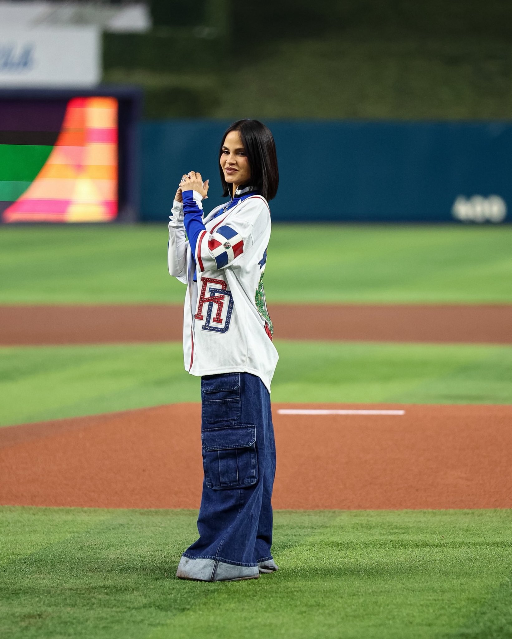 Natti Natasha realiza el lanzamiento ceremonial