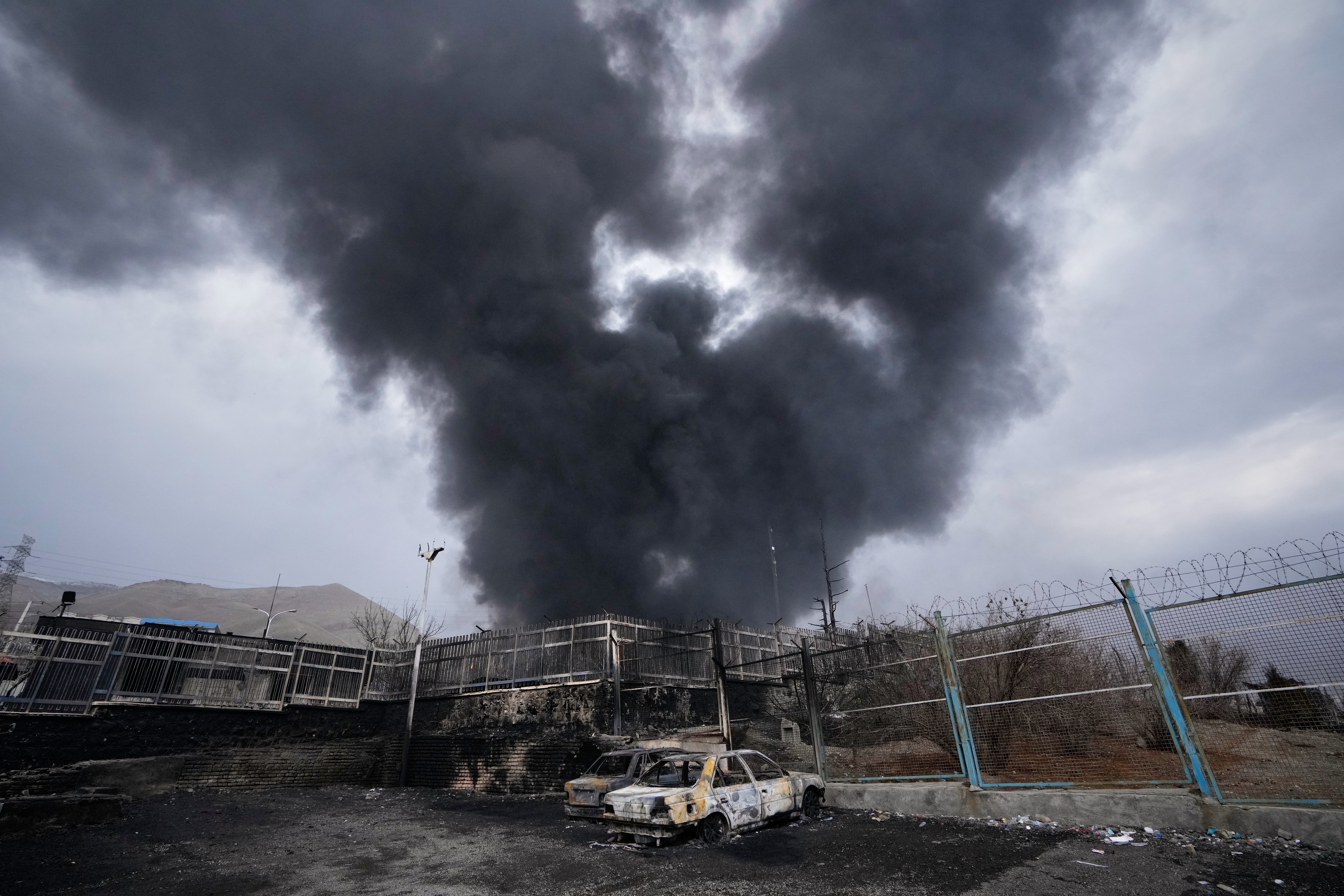 Una espesa columna de humo se eleva desde una instalación de almacenamiento de petróleo afectada por un ataque estadounidense-israelí el sábado 7 de marzo de 2026 en Teherán, Irán. (Foto AP/Vahid Salemi)