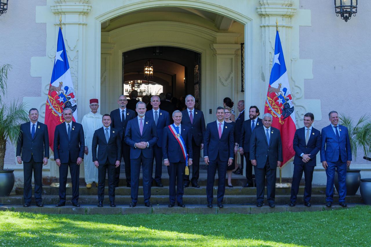 Luis Abinader, de izquierda, con dirigentes invitados a Chile.